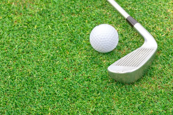 Bola de golfe no tee na frente do motorista campo verde — Fotografia de Stock