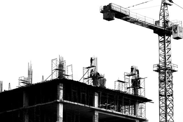Site de construction avec grues sur fond de silhouette — Photo