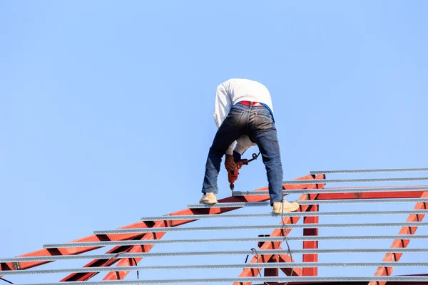 Przygotowanie pracy praca w budowie dachem — Zdjęcie stockowe