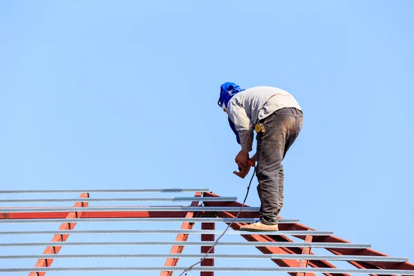 Mano de obra que trabaja en el sitio de construcción para el techo preparar — Foto de Stock