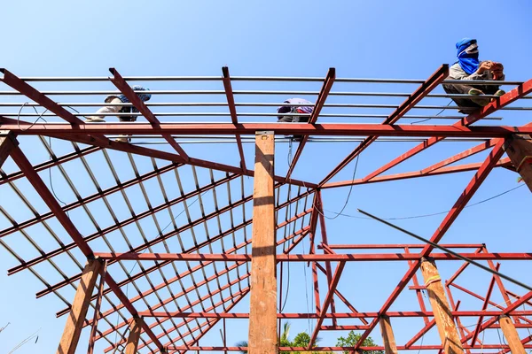 Emek inşaat alanında çatı için çalışma hazırlamak — Stok fotoğraf
