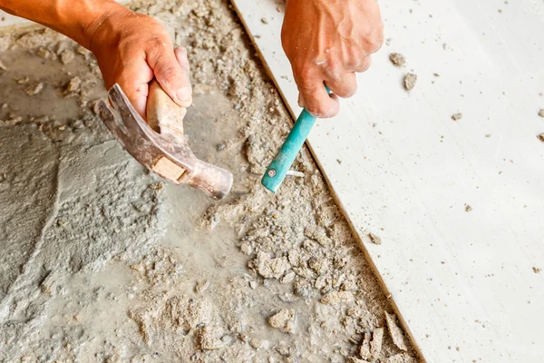 Instalación de baldosas para la construcción de viviendas — Foto de Stock