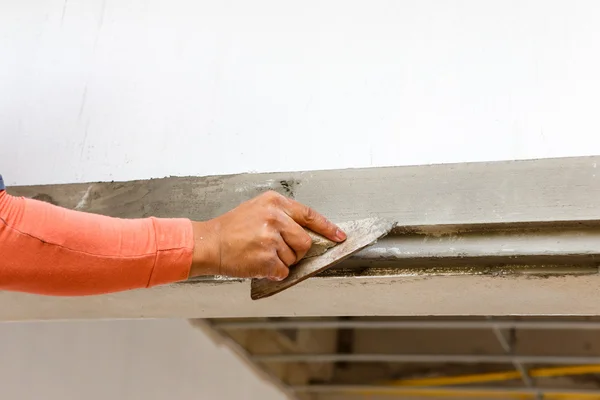 Plasterer concrete on wall of house construction — Stock Photo, Image