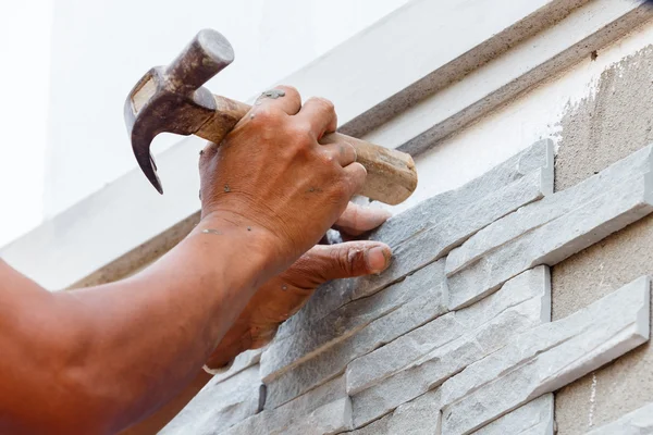 işçi evi için çimento ile taş duvar yüzeyi yükleyin 