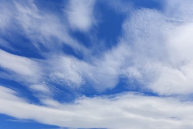 Mavi gökyüzündeki bulutlar 