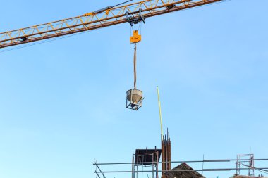 mavi gökyüzünün altında vinç ve inşaat site bina 