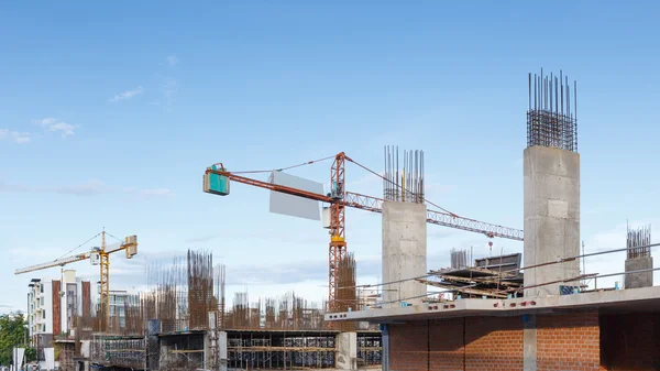 Building crane and construction site under blue sky — Stock Photo, Image