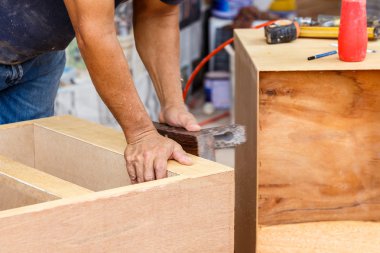 carpentiere fare nuovi mobili per la casa