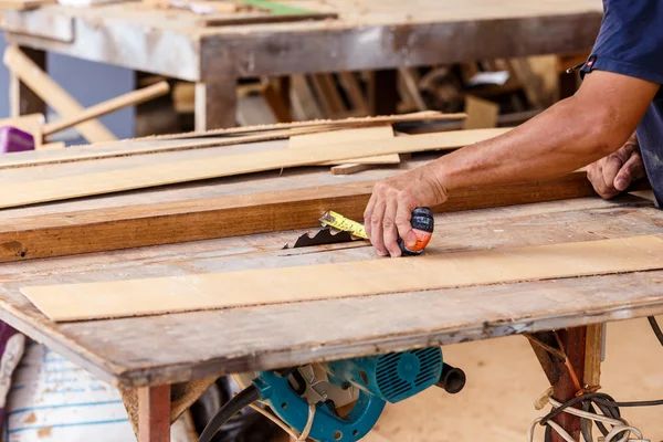 Carpintero uso sierra madera cortada — Foto de Stock