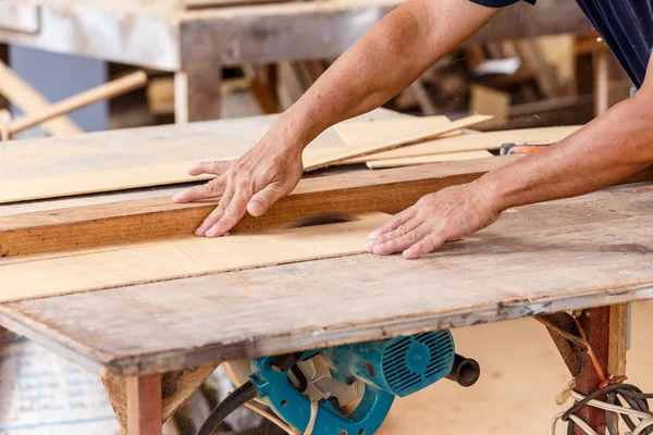 Carpinteiro uso serra madeira cortada — Fotografia de Stock