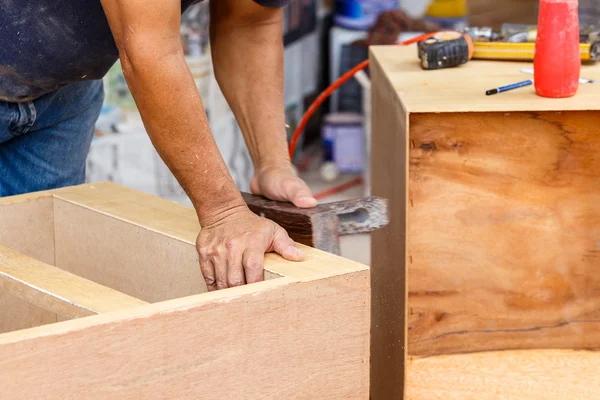 Charpentier faire de nouveaux meubles pour la maison — Photo