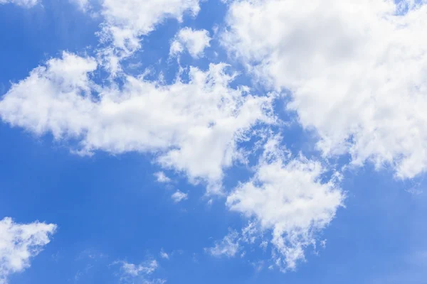 Nuvole nel cielo blu — Foto Stock