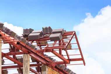 kiremit yığını ile çatı inşaat