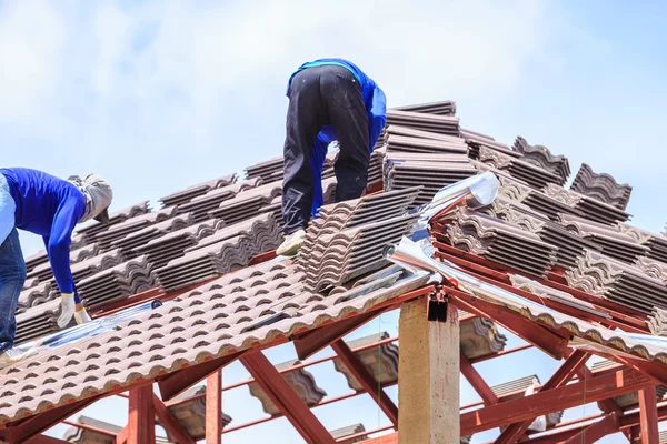 Arbeiter montieren Dachziegel für Haus — Stockfoto