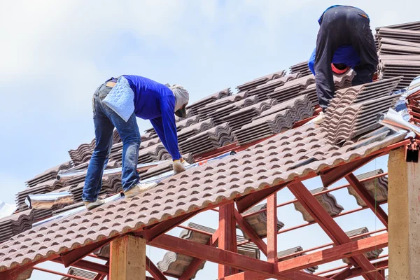 Arbetstagare installera taktegel för hus — Stockfoto