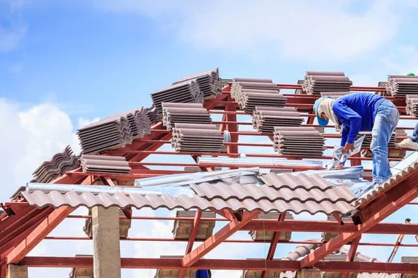 Trabajador instalar azulejo de techo para casa —  Fotos de Stock