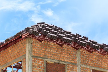 çatı kiremit için ev kurmak yığınları ile yapım aşamasında