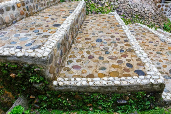 Schody kamienne ścieżki w ogrodzie — Zdjęcie stockowe