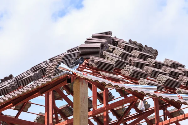 Toit en construction avec des piles de tuiles de toit pour la construction de la maison — Photo