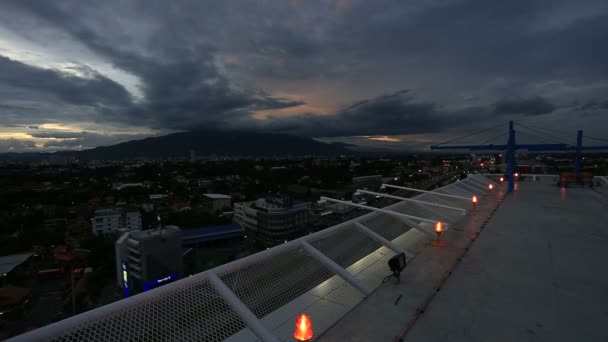 Paesaggio urbano di Chiangmai con montagna — Video Stock