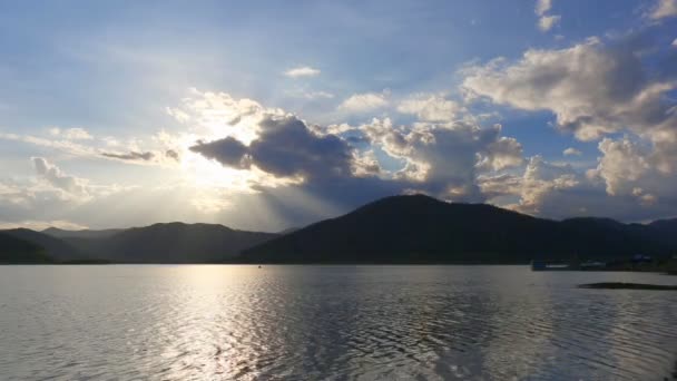 Sonnenuntergang mit Wolken auf dem Wasser — Stockvideo