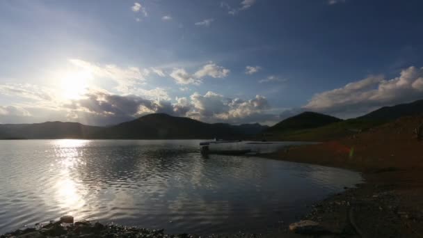 Sonnenuntergang mit Wolken auf dem Wasser — Stockvideo