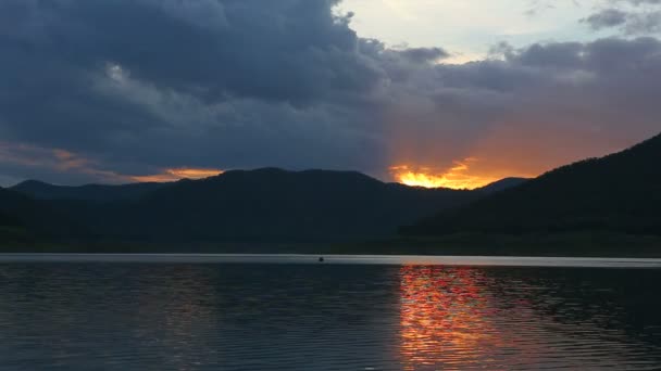 Puesta de sol con nube en el agua — Vídeo de stock