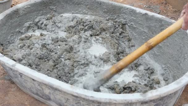 Arbeid mengen van beton voor de bouw baan — 图库视频影像