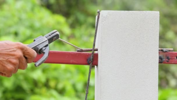 Soldadura de metal por electrodo con arco eléctrico brillante — Vídeo de stock