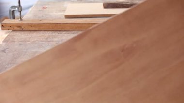 marangoz kullanımı olun yeni mobilya için kesilmiş ağaç gördüm