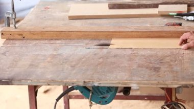 marangoz kullanımı olun yeni mobilya için kesilmiş ağaç gördüm