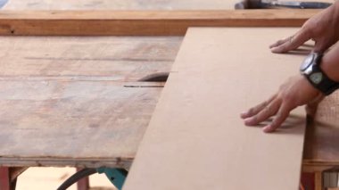 marangoz kullanımı olun yeni mobilya için kesilmiş ağaç gördüm