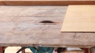 marangoz kullanımı olun yeni mobilya için kesilmiş ağaç gördüm