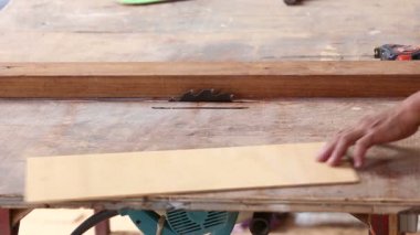 marangoz kullanımı olun yeni mobilya için kesilmiş ağaç gördüm