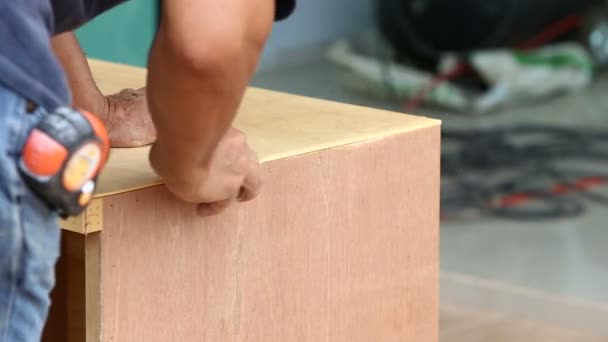 Carpenter used planer for make new furniture — Stock Video