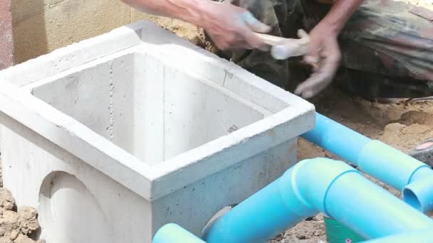 Trabajador instalar tubo de amianto — Vídeo de stock