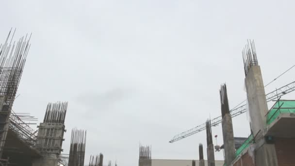 Grúa trabajando en obras de construcción — Vídeo de stock