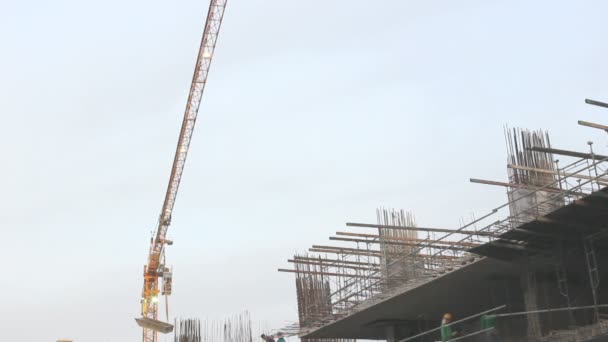 Guindaste trabalhando no canteiro de obras — Vídeo de Stock