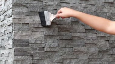 boyalı yeni taş duvar rengini korumak