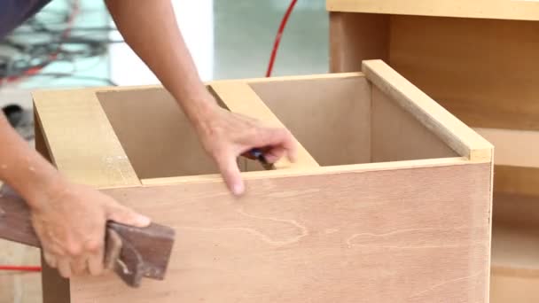 大工は作る新しい家具の家のための平面を使用 — ストック動画