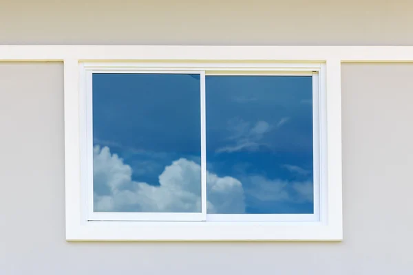 Πλαίσιο παραθύρων με το γαλάζιο του ουρανού — Φωτογραφία Αρχείου