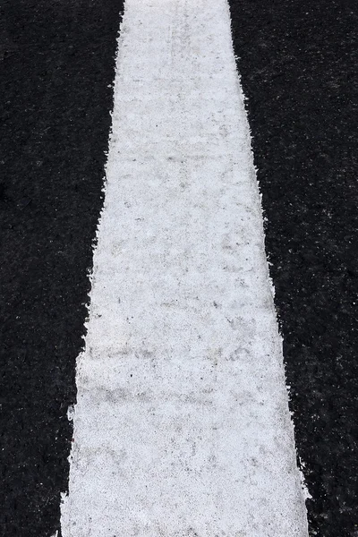 길 위에 있는 흰 선 — 스톡 사진