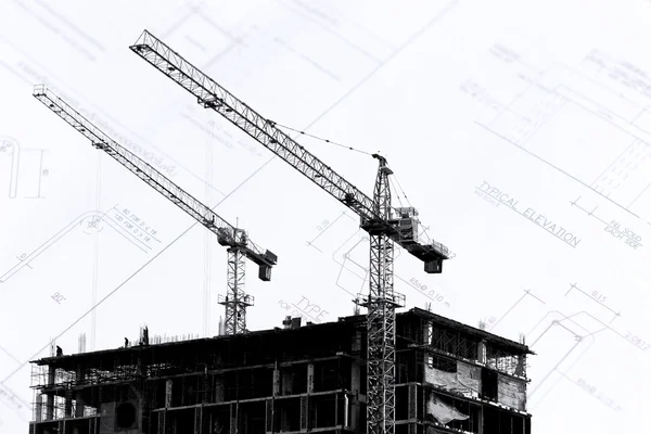 Site de construction avec grues sur fond de silhouette — Photo