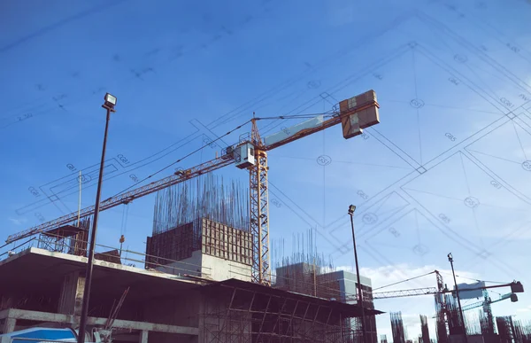 Grue de chantier et chantier sous le ciel bleu — Photo