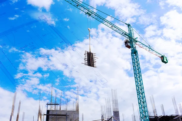 Guindaste trabalhando no canteiro de obras — Fotografia de Stock