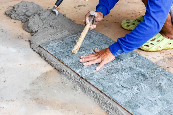 Instalación de baldosas para la construcción de viviendas —  Fotos de Stock