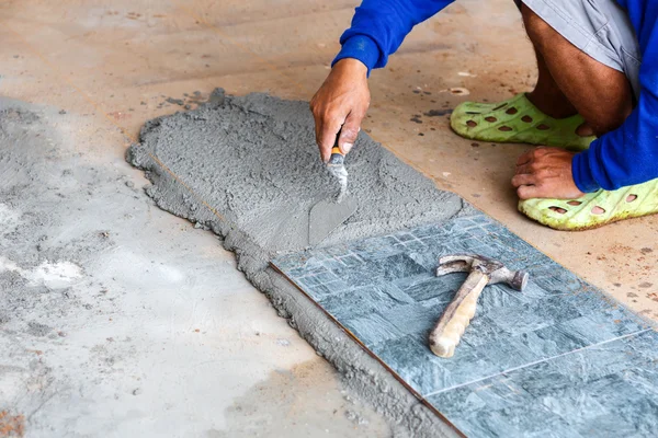 Instalación de baldosas para la construcción de viviendas — Foto de Stock