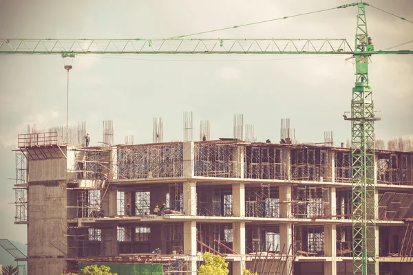 Grúa trabajando en la construcción — Foto de Stock