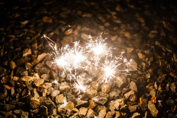 Lit fuegos artificiales chispeantes — Foto de Stock