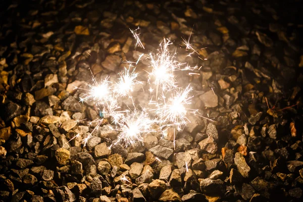 Lit fuegos artificiales chispeantes — Foto de Stock